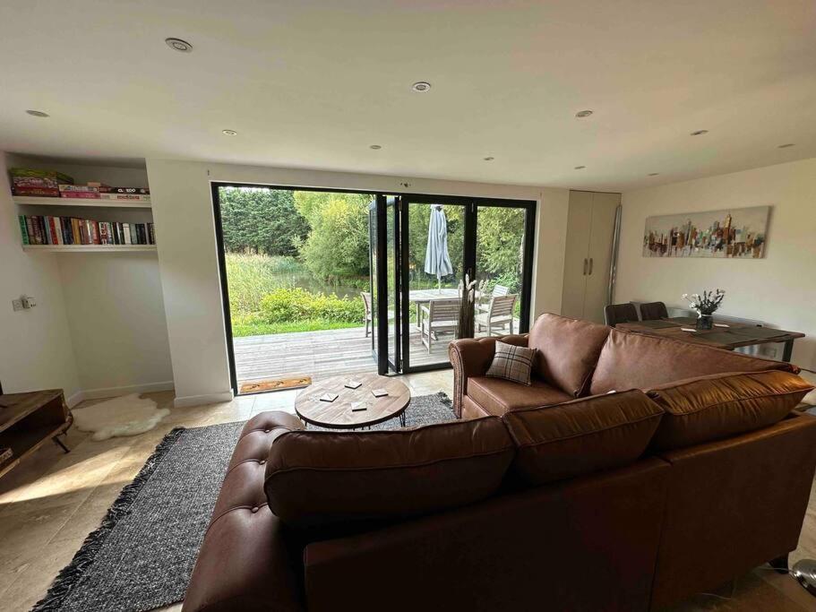 Beautiful Cabin With Pond View Steyning Bagian luar foto