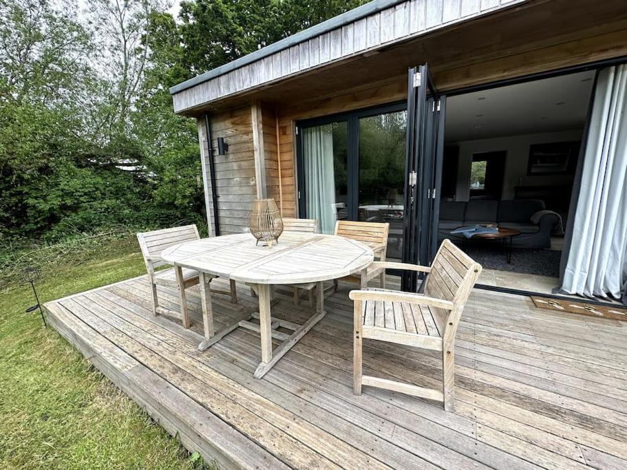 Beautiful Cabin With Pond View Steyning Bagian luar foto