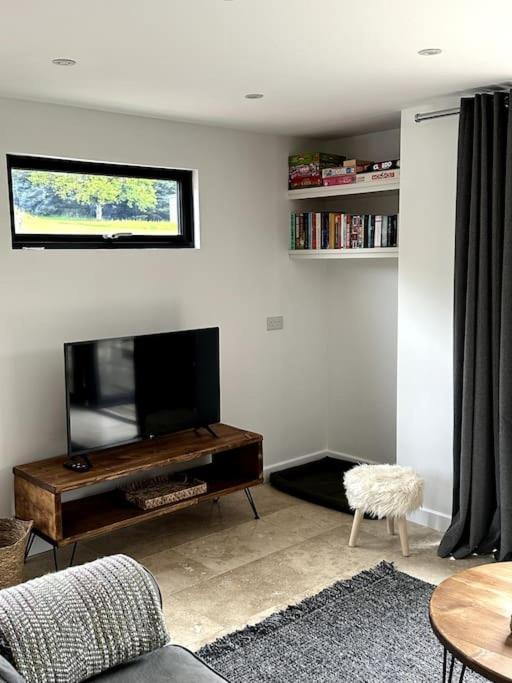 Beautiful Cabin With Pond View Steyning Bagian luar foto