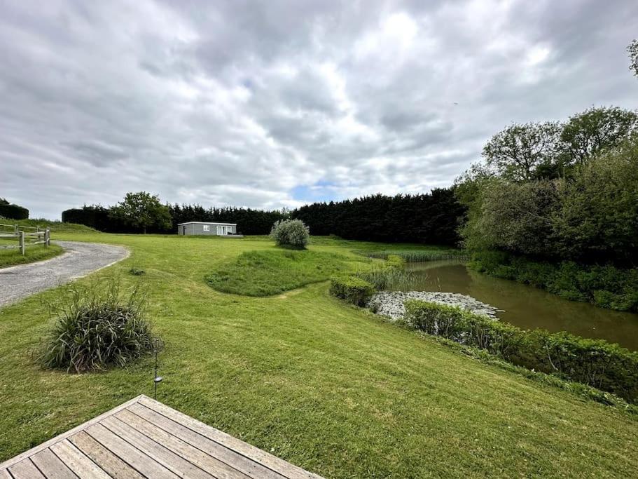 Beautiful Cabin With Pond View Steyning Bagian luar foto